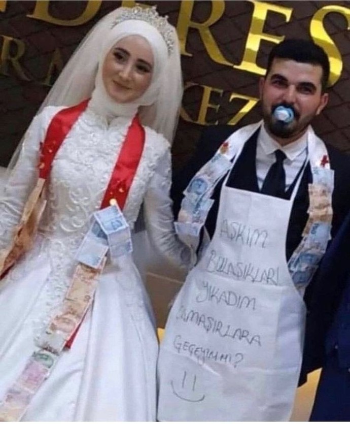 Böyle bir eşiniz olmasını istermisiniz? Erkek adam bulaşık çamaşır yıkar mı🙄?