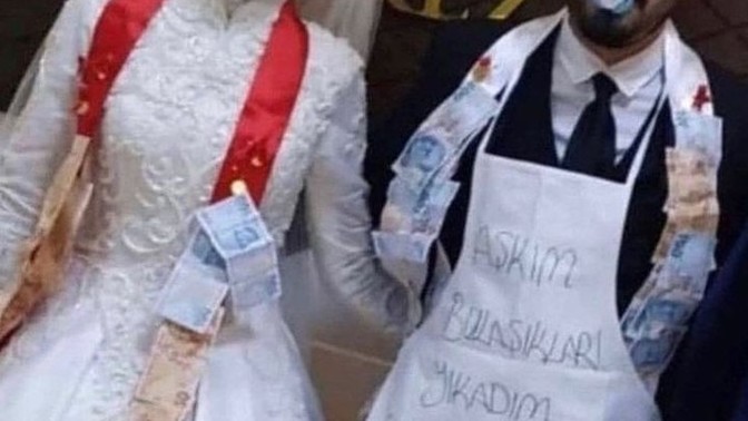 Böyle bir eşiniz olmasını istermisiniz? Erkek adam bulaşık çamaşır yıkar mı🙄?