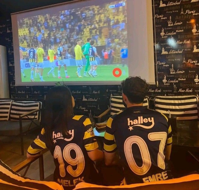 Eşinizle maç günü formaları giyip birlikte maç izler misiniz yoksa dizim var diye burnundan mı getirirsiniz?