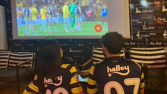 Eşinizle maç günü formaları giyip birlikte maç izler misiniz yoksa dizim var diye burnundan mı getirirsiniz?