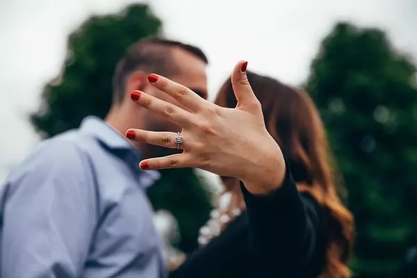 Evlenme teklifi ederken yüzük almak şart mıdır?