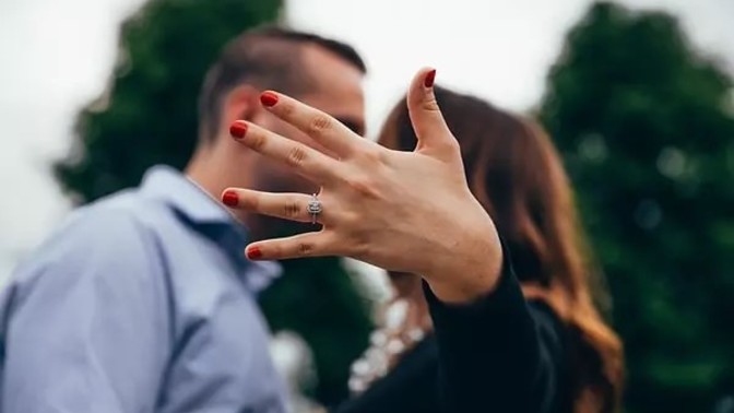 Evlenme teklifi ederken yüzük almak şart mıdır?