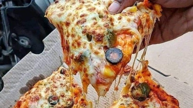 Bir seçim hakkınız var! Önünüze pizza ve hamburger gelse, hangisini yerdiniz?