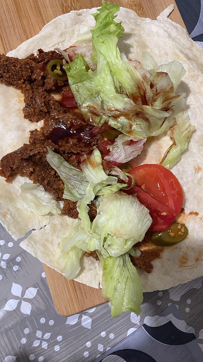 Çiğ köfte dürüme göbek salatası koymak saçmalık değil mi?