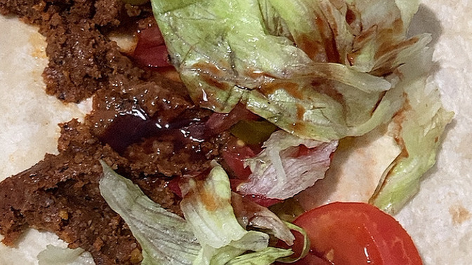 Çiğ köfte dürüme göbek salatası koymak saçmalık değil mi?