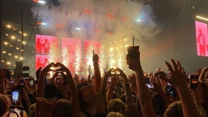 Seninle kimin konserine giderim söyleyeyim mi?