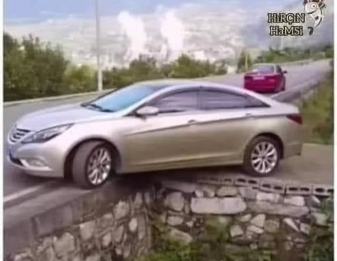 Bu araba nasıl kurtulur, öne mi yoksa arkaya doğru mu hareket etmeli?