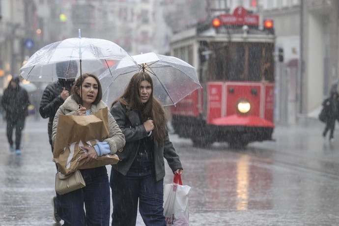 İstanbul’da bugün gök gürültülü sağanak yağış bekleniyor. Yağışlı havaları özlediniz mi?