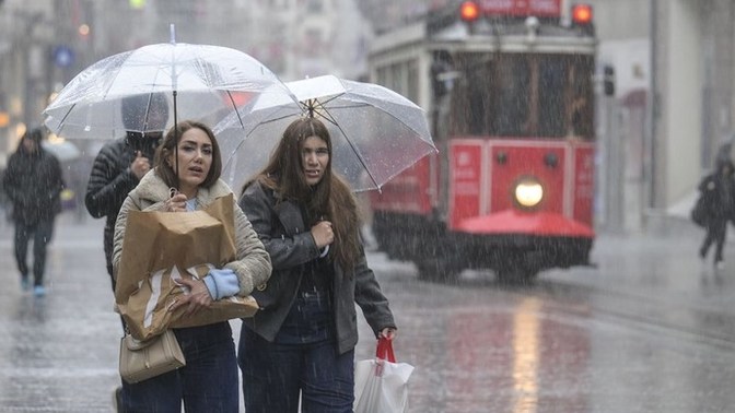 İstanbul’da bugün gök gürültülü sağanak yağış bekleniyor. Yağışlı havaları özlediniz mi?