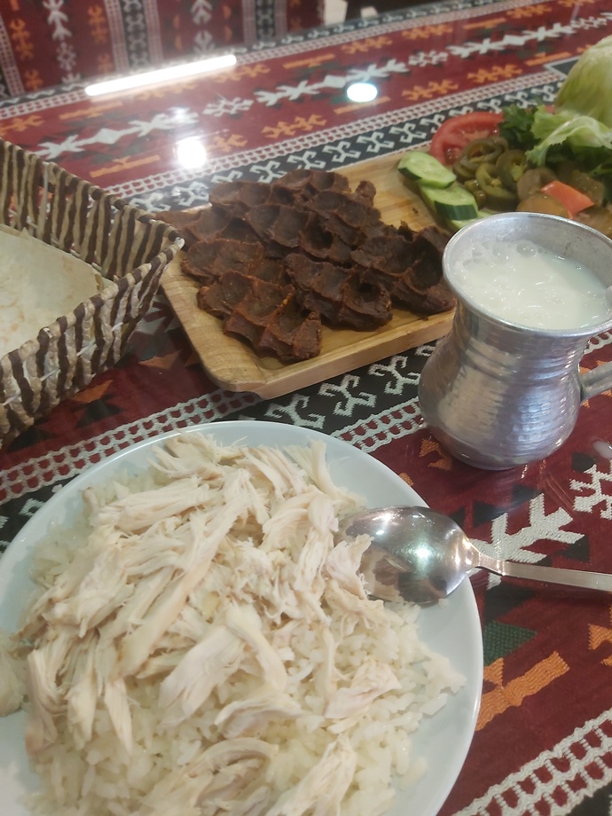 Tavuk pilavın yanında çiğ köfte yenir mi?