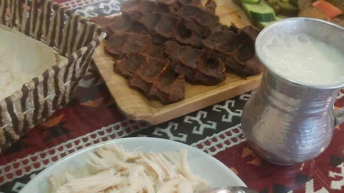 Tavuk pilavın yanında çiğ köfte yenir mi?