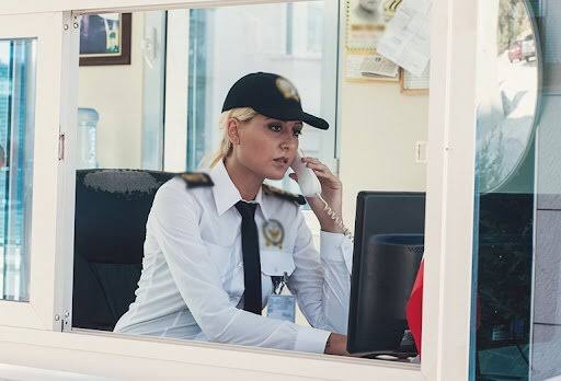 Otel de garsonluk yapmak mı daha iyidir yoksa bir sitede güvenlik olup 12 saat boyunca oturmak mı?