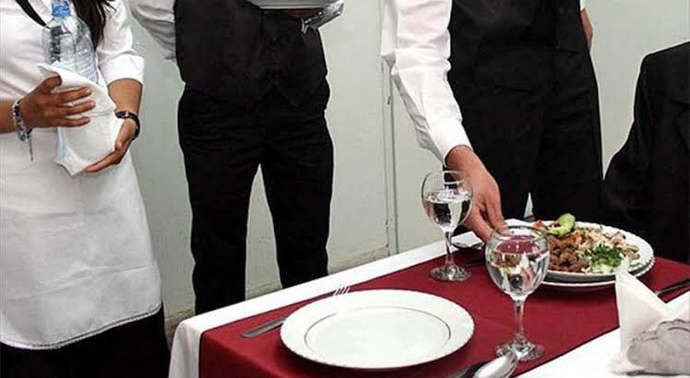 Otel de garsonluk yapmak mı daha iyidir yoksa bir sitede güvenlik olup 12 saat boyunca oturmak mı?