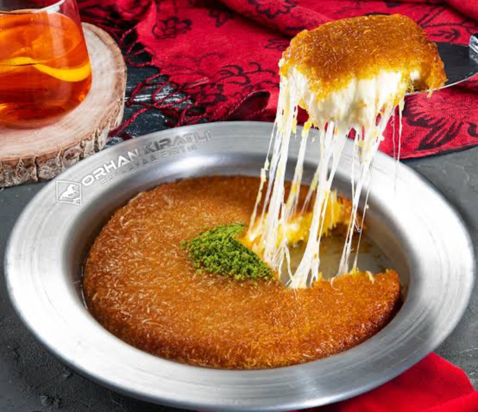 Künefenin üzerine kaymak mı dondurma mı koyarsınız?