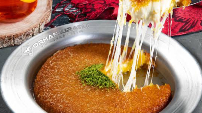 Künefenin üzerine kaymak mı dondurma mı koyarsınız?