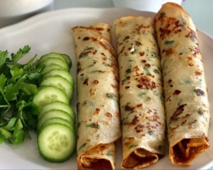 Yanına salatalık, domates ve peynirin mük olduğu krep mi?