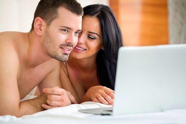 Birlikte veya ayrı yetişkin filmleri izlemek çiftlerin cinsel hayatını nasıl etkiler?