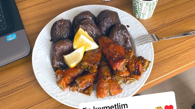 Sevgilim iş yerime yemek gönderdi, bende story attım. Annesi beni tanıyor ve storyi gördü. Ne düşünmüştür 😂?