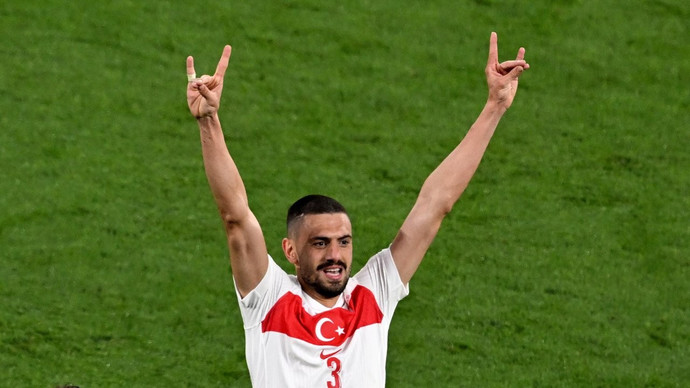 UEFA, Merih Demirala 2 maç ceza verildiğini açıkladı! Karar hakkında ne düşünüyorsunuz?