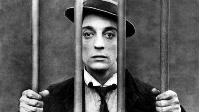 Herkesin bayılarak izlediği ama sende mimik kıpırdatmayan bir dizi/film var mı?