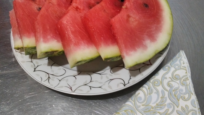 Karpuzu dilimleyerek mi yersiniz yoksa doğrayarak mı?