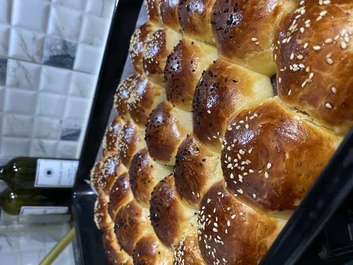 Poğaçalar benden :) Çay yapacak var mı?