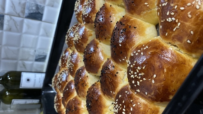 Poğaçalar benden :) Çay yapacak var mı?