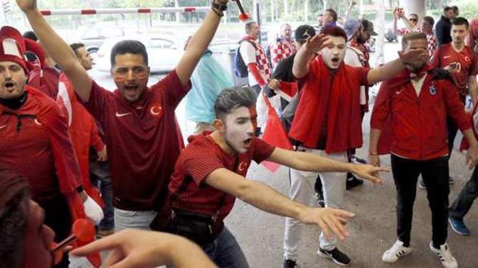Milli maç var, yemeğe gidelim diyor. Futbol izlemeyen erkekten olmaz mı?