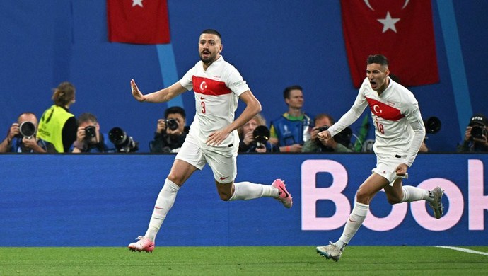 Bence Türkiye Hollandayı yenecek. Kaybedersem, iki şeyden birini yapmak zorunda kalacağım: hangisini seçersiniz?