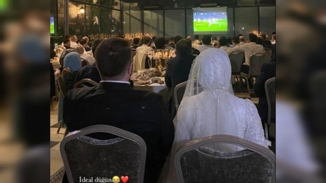 Bir çift, düğüne ara verip diğer davetlilerle beraber maçı izlemiş. Siz olsanız ne yapardınız?