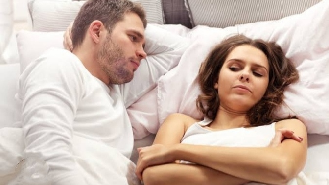 Eşiniz / Sevgiliniz yatakta yere serilmiş İran halısı gibi dümdüz yatıyor 😂 tepkiniz ne olurdu?