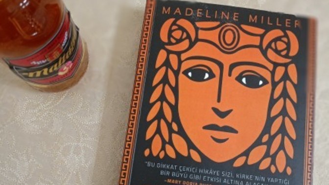 Eliniz de sürünen bir kitap var mı?