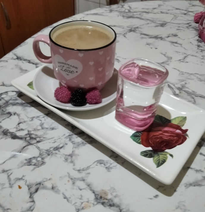 Oturdum pembe pembe düşünüyorum niye kara kara düşüneyim ki başka renk mi yok dünyada öyle degilmi ama?