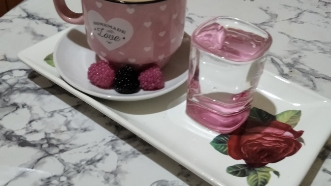 Oturdum pembe pembe düşünüyorum niye kara kara düşüneyim ki başka renk mi yok dünyada öyle degilmi ama?