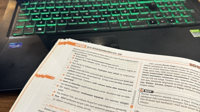 Millet evleniyor ben hala ders çalışıyorum?