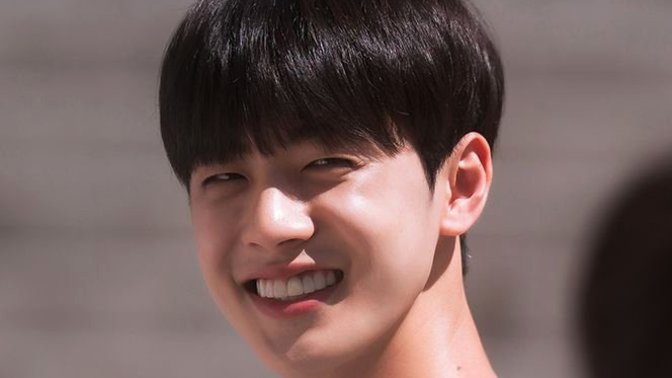 Arkadaslar asik oldum ama kdrama oyuncusuna yardım edin asagılayın beni?