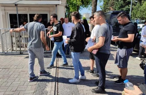 Pazar günü KPSS ye gireceğim de sınav parasını girişteki polise mi veriyorduk yoksa salondaki öğretmene mi?