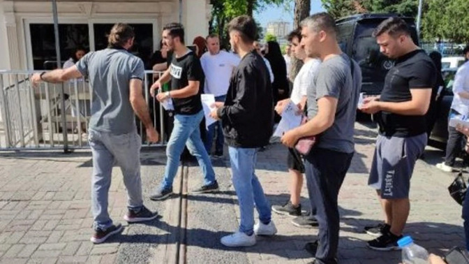 Pazar günü KPSS' ye gireceğim de sınav parasını girişteki polise mi veriyorduk yoksa salondaki öğretmene mi?