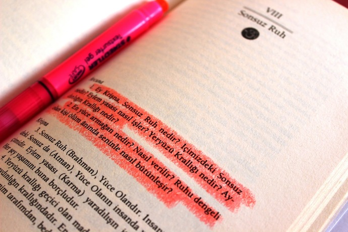 Kitap okurken altını çizer misiniz?