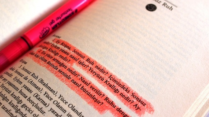 Kitap okurken altını çizer misiniz?