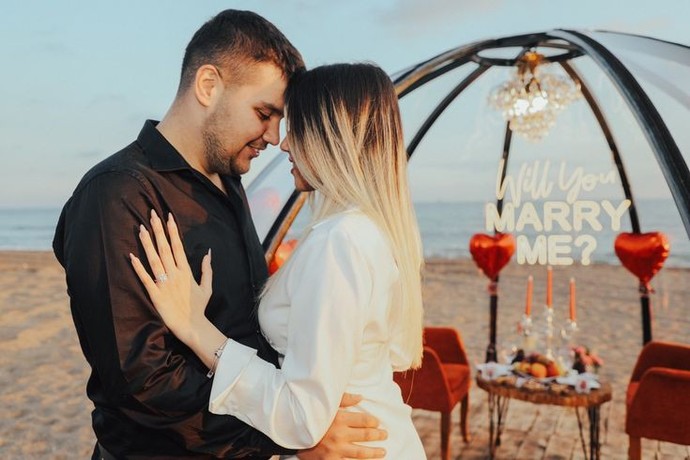Evlilik teklifi kalabalık ortamda mı, baş başa olunan ortamda mı edilmeli?