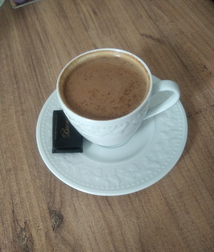 Sıcak havalarda sıcak kahve içilmez mi?
