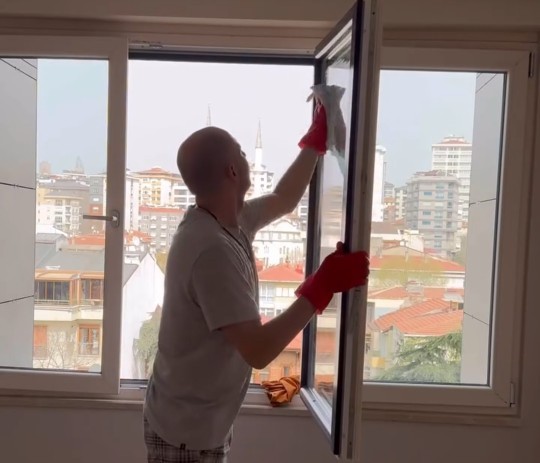 Cam silerken arkadaşlarına yakalanan erkek hayata küser mi?