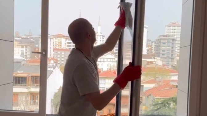 Cam silerken arkadaşlarına yakalanan erkek hayata küser mi?