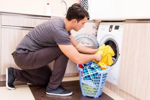 Çamaşırlarını bari makineye at dediğiniz zamanlar oluyor mu?