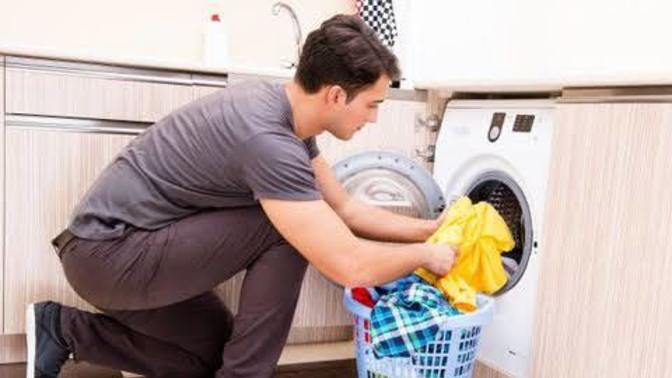 Çamaşırlarını bari makineye at dediğiniz zamanlar oluyor mu?