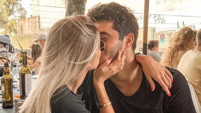 Toplum içinde sevgilinizden bir buse alır mıydınız?