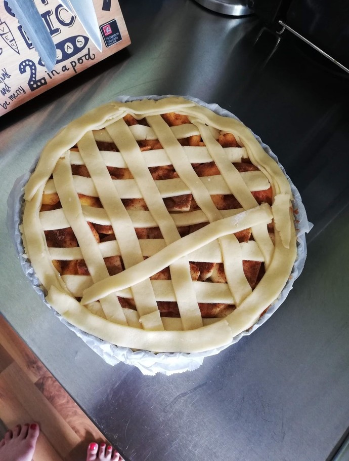 Bu akşamki party için hazırlık 🤩 Apple pie 🥧 ❣️