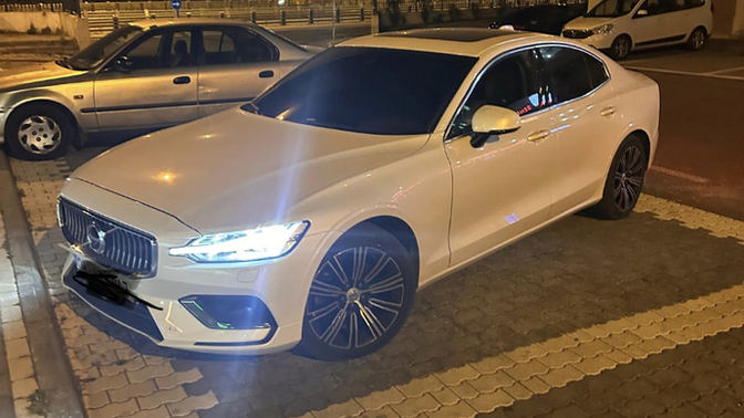 Biri benim arabam biri abimin sizce hangisi daha güzel?
