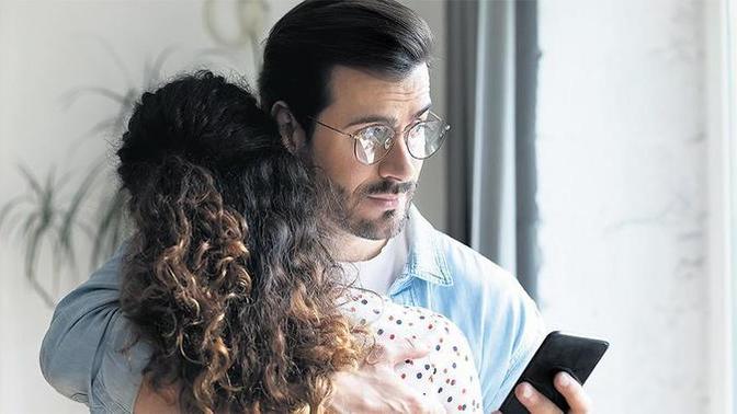 Siz telefonla ilgilenirken telefonunuza bakan erkeğin amacı ne olabilir?